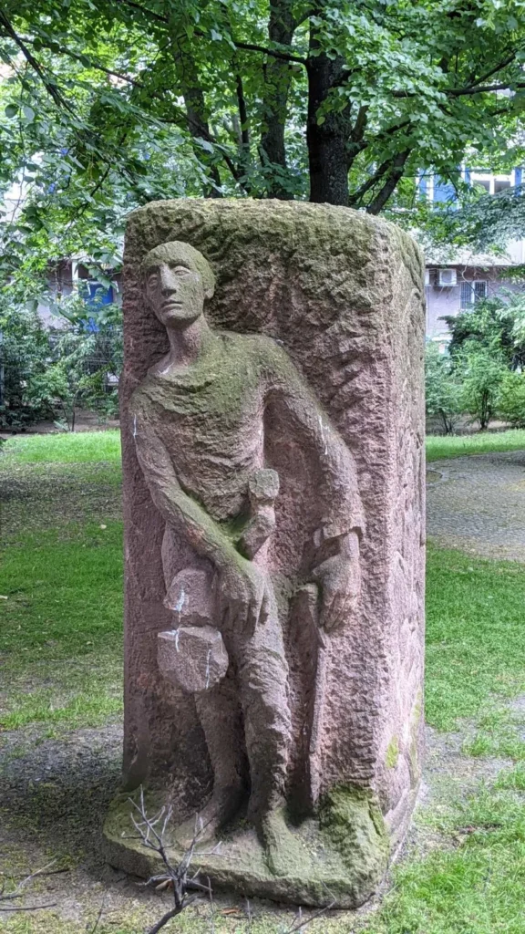 Einzelne Sandsteinstele mit Relief eines stehenden Mannes, Teil des Denkmals in der Rosenstraße