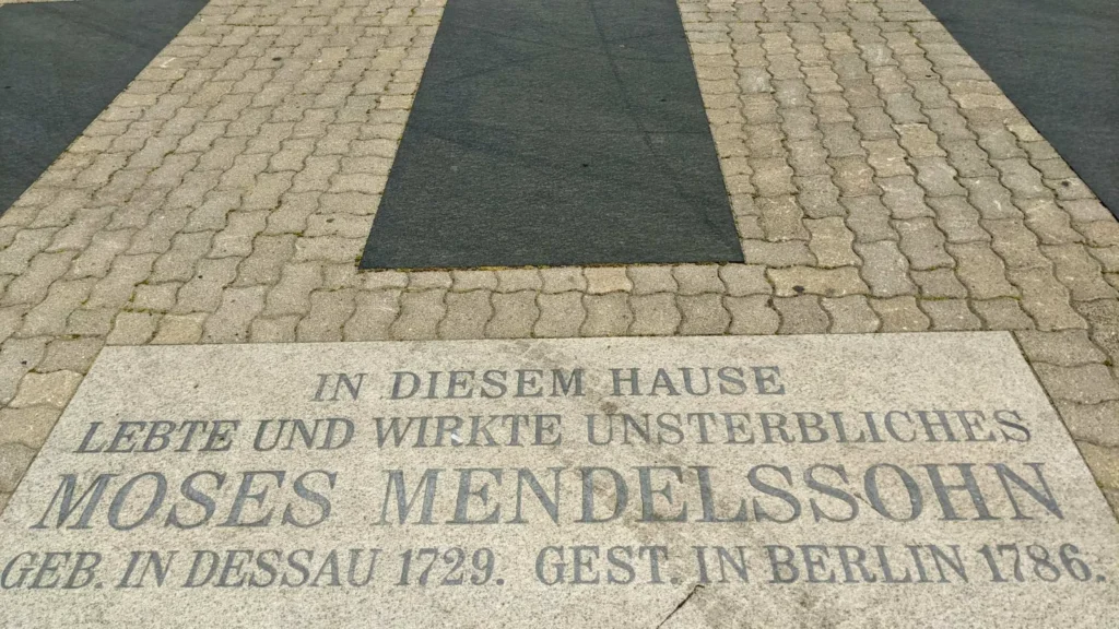 Bodenplatte mit der Inschrift „In diesem Hause lebte und wirkte Unsterbliches Moses Mendelssohn“ an der Spandauer Straße