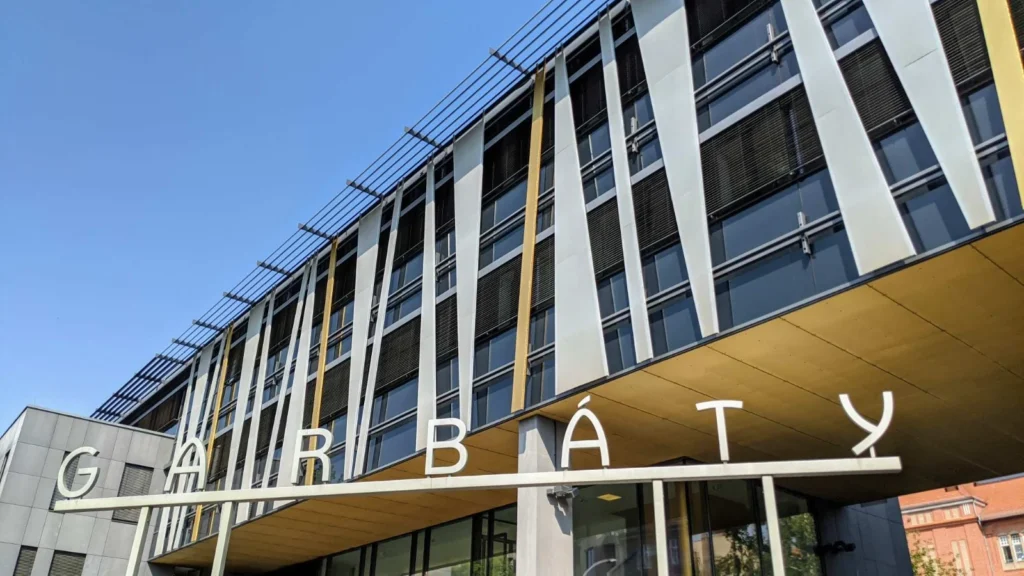 Denkzeichen für Josef Garbáty auf dem Garbátyplatz in Pankow: weiße Buchstaben auf einer Stahlkonstruktion vor einem Neubau