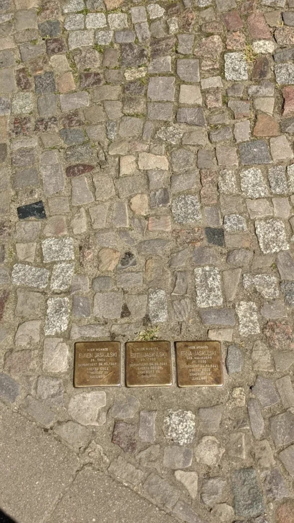 Drei Stolpersteine für die Familie Jaskulski im Kleinsteinpflaster der Bötzowstraße