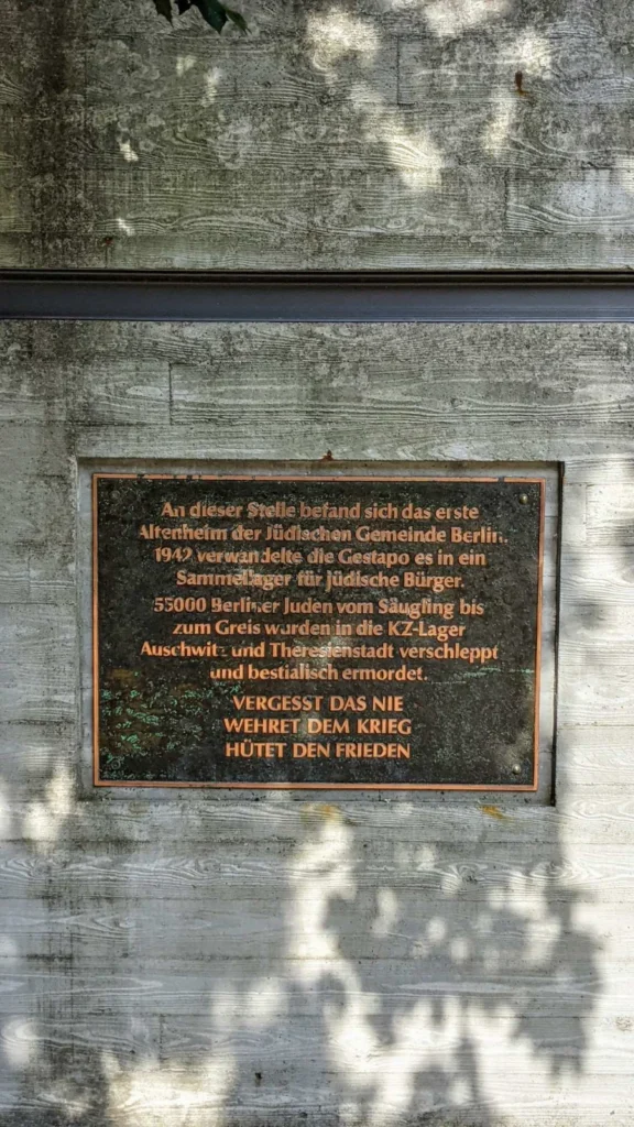 Metalltafel an einer Betonwand zur Erinnerung an das erste Altenheim der Jüdischen Gemeinde und das Sammellager der Gestapo