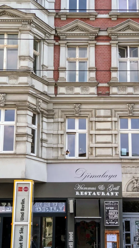 Gründerzeitfassade mit rotem Klinker und dem Restaurant Djimalaya im Erdgeschoss