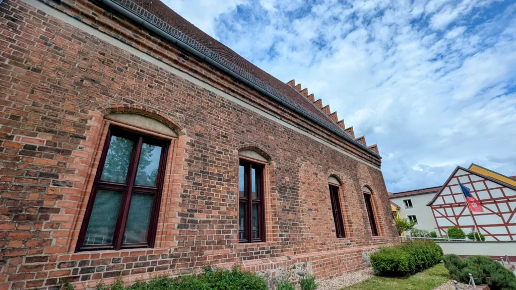 Backsteinfassade des Abtshofs am Planeberg in Jüterbog