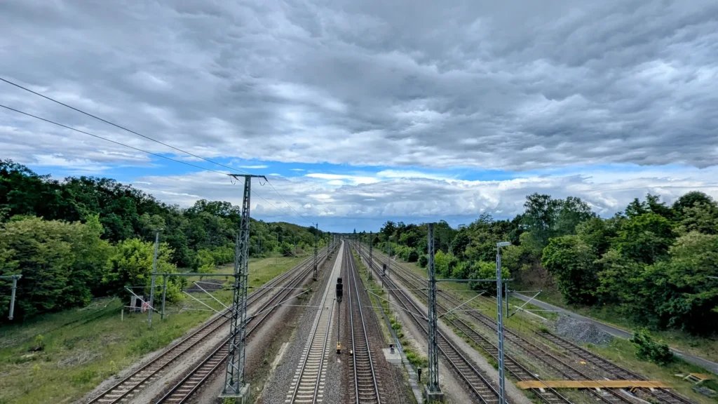 Blick von der Fußgängerbrücke auf die Bahngleise östlich des Bahnhofs Jüterbog