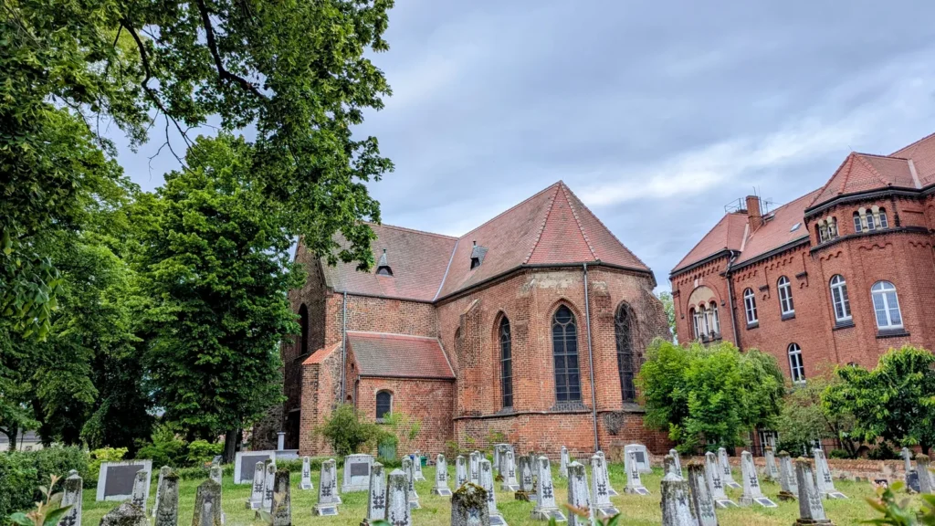 Liebfrauenkirche in Jüterbog mit sowjetischen Kriegsgräbern im Vordergrund