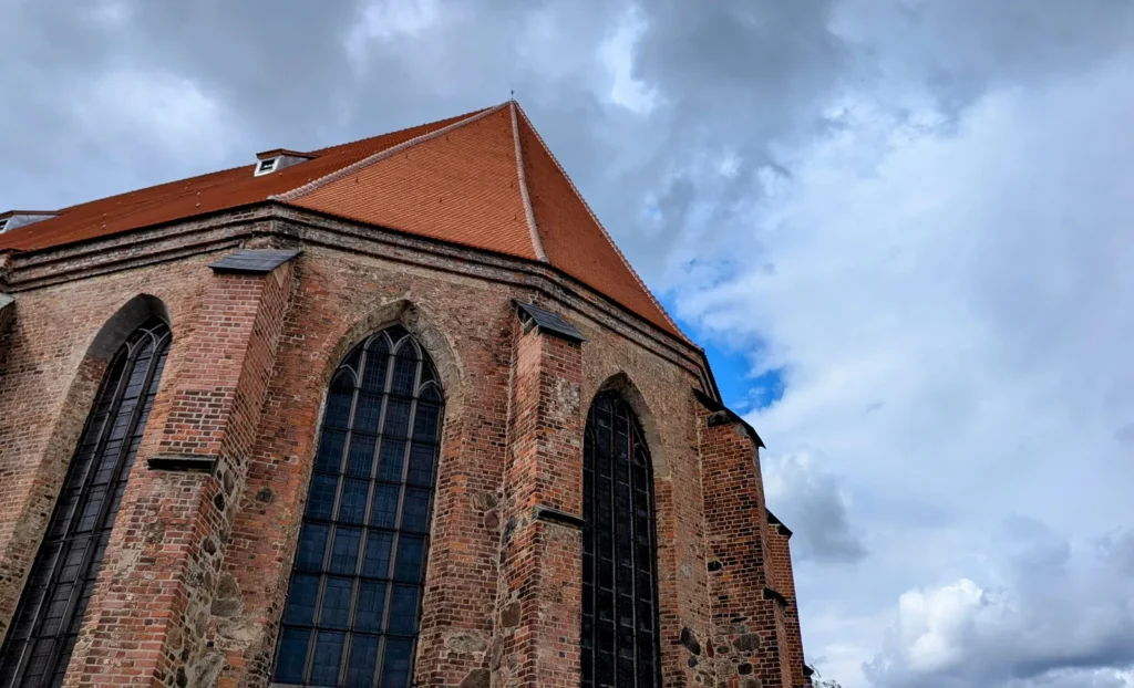 Backsteinchor der Nikolaikirche in Jüterbog mit hohen gotischen Fenstern