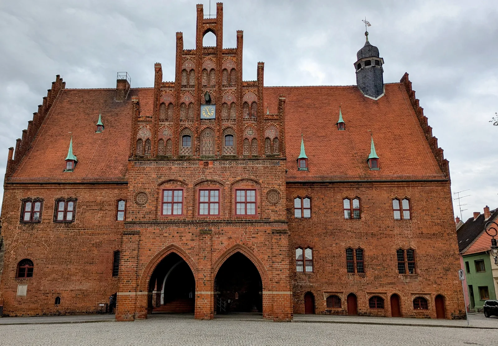 Gotisches Rathaus mit Stufengiebel am Markt in Jüterbog