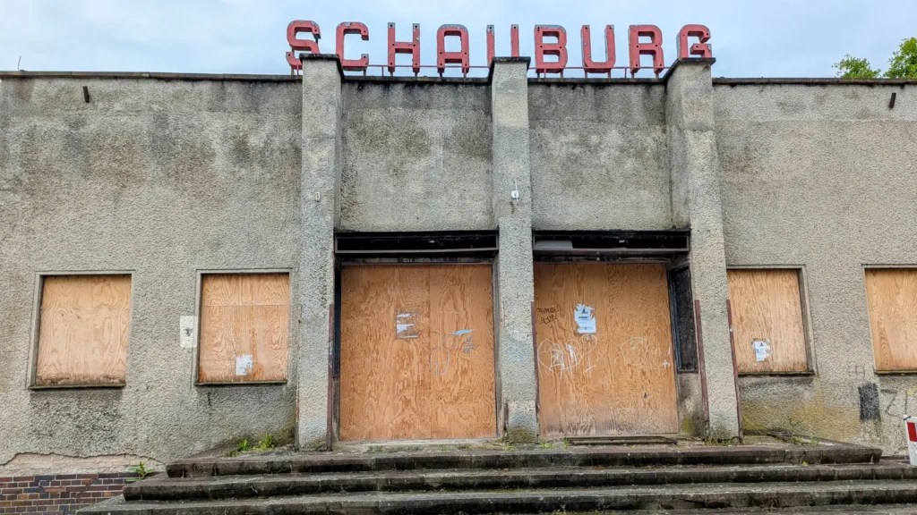 Ehemaliges Kino Schauburg in der Schillerstraße in Jüterbog mit verbrettertem Eingang