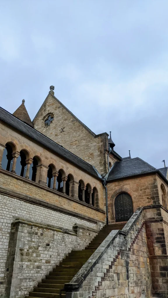 Arkaden und Treppe an der Kaiserpfalz Goslar