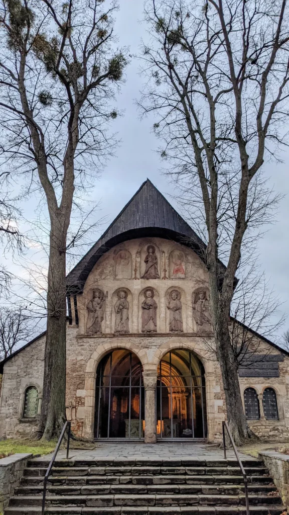 Domvorhalle in Goslar mit Rundbogenportal und Figuren im Giebel