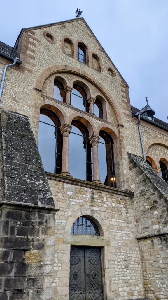 Rundbogenfenster mit Säulen an der Fassade der Kaiserpfalz Goslar