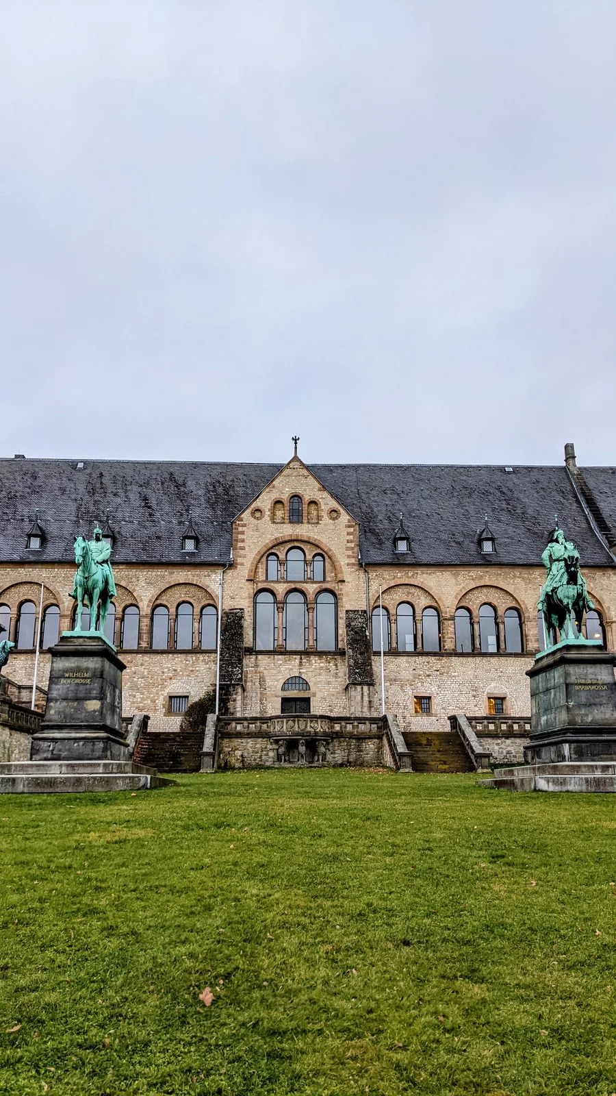 Frontansicht der Kaiserpfalz Goslar mit den beiden Reiterstandbildern