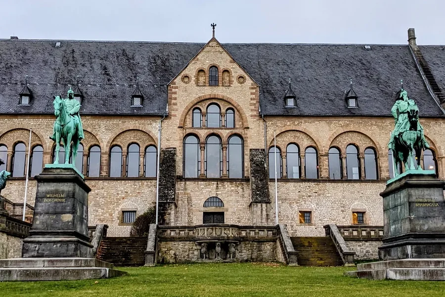 Kaiserpfalz Goslar: Palas mit Reiterstandbildern