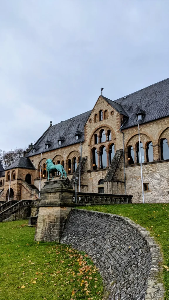 Kaiserpfalz Goslar von der Wiese aus, links ein Reiterstandbild