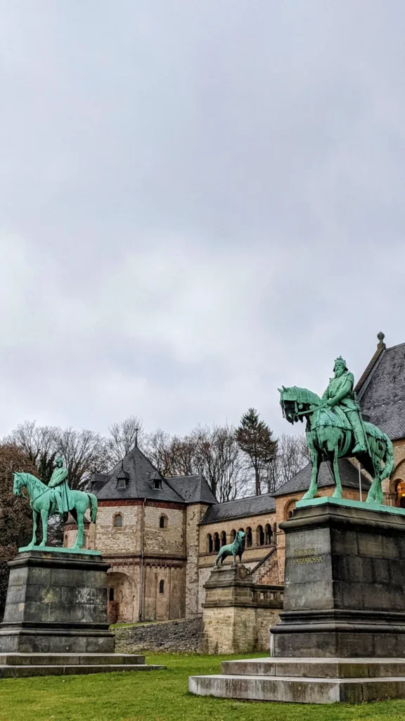 Zwei Reiterstandbilder vor der Kaiserpfalz Goslar