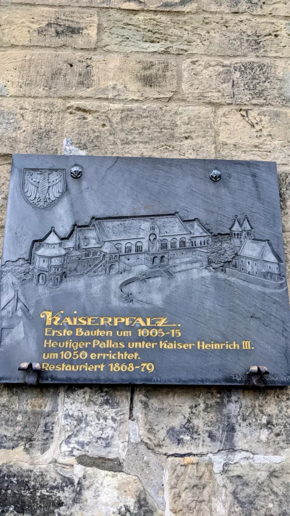Schiefertafel an der Kaiserpfalz Goslar mit Relief der Anlage und Inschrift