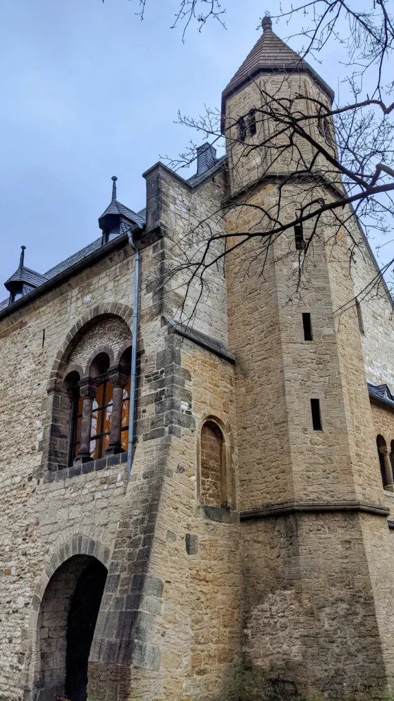 Turm der Kaiserpfalz Goslar mit Rundbogenfenstern
