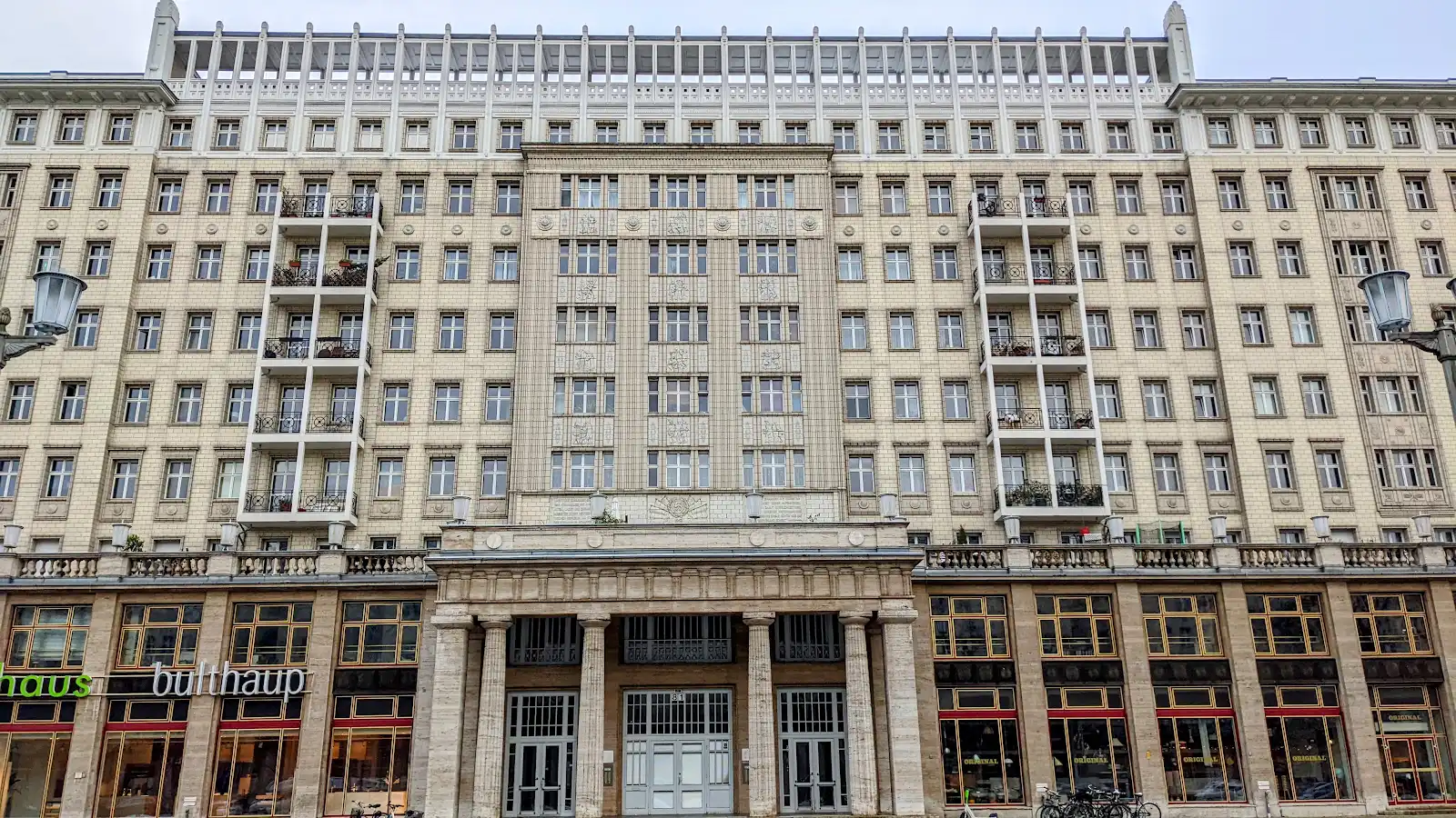 Karl-Marx-Allee zu Fuß: Vom Frankfurter Tor zum Haus des Lehrers und zurück