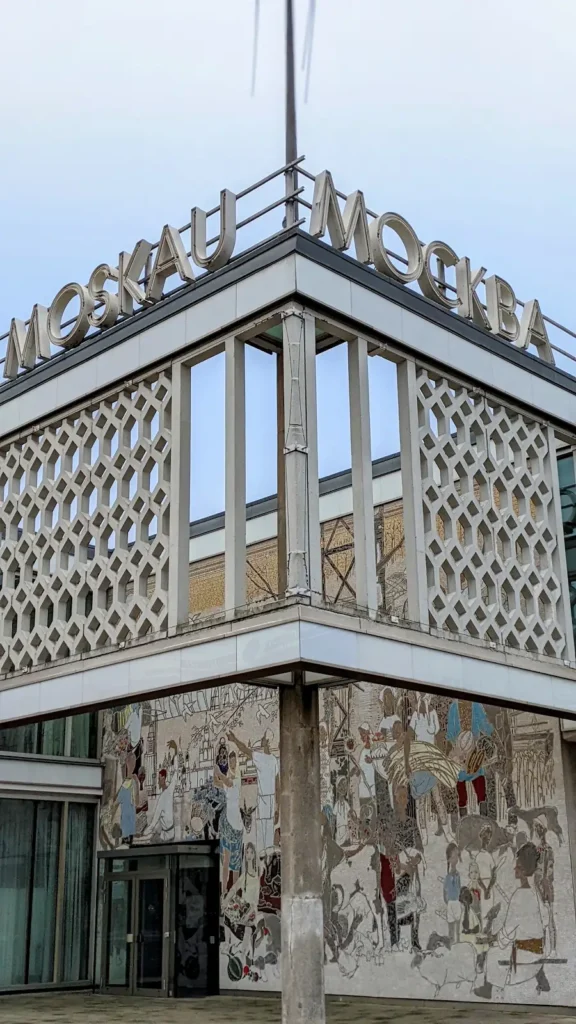 Ecke des Café Moskau mit dem Schriftzug MOCKBA auf dem Dach und Wandmosaik darunter