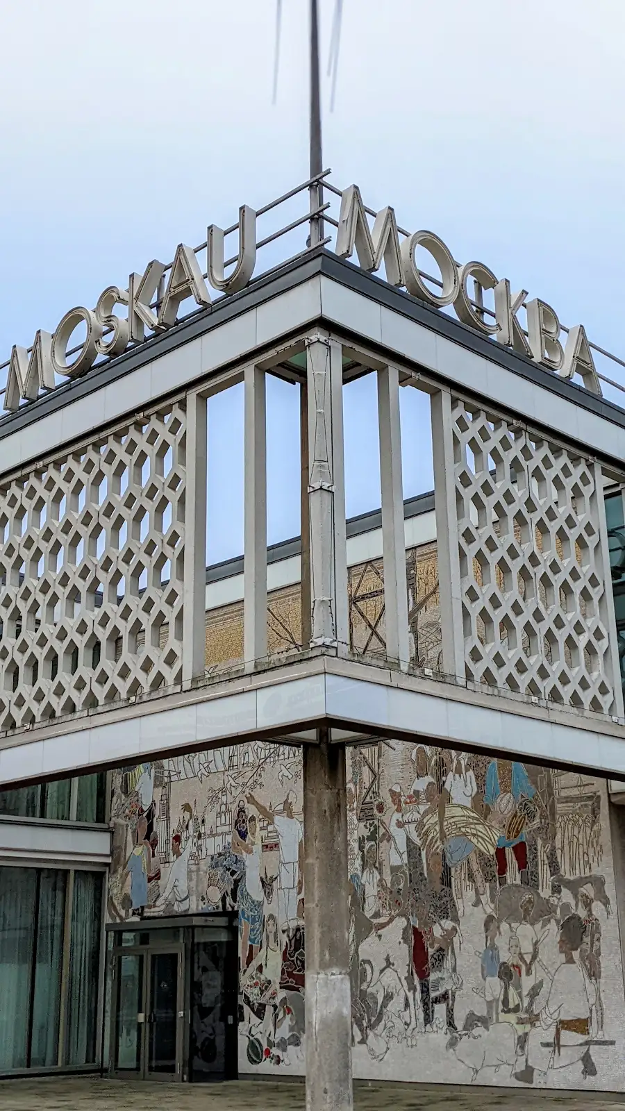 Ecke des Café Moskau mit dem Schriftzug MOCKBA auf dem Dach und Wandmosaik darunter