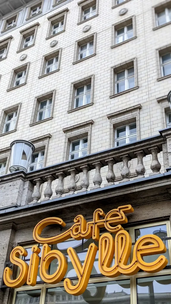 Gelber Neonschriftzug des Café Sibylle an der Karl-Marx-Allee