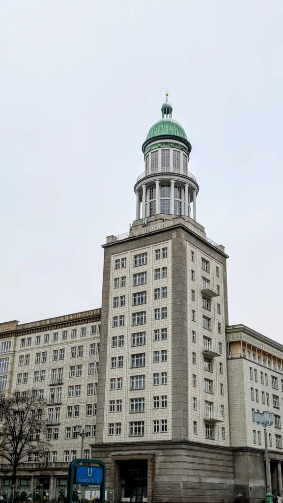 Turm am Frankfurter Tor mit grüner Kuppel und Laterne