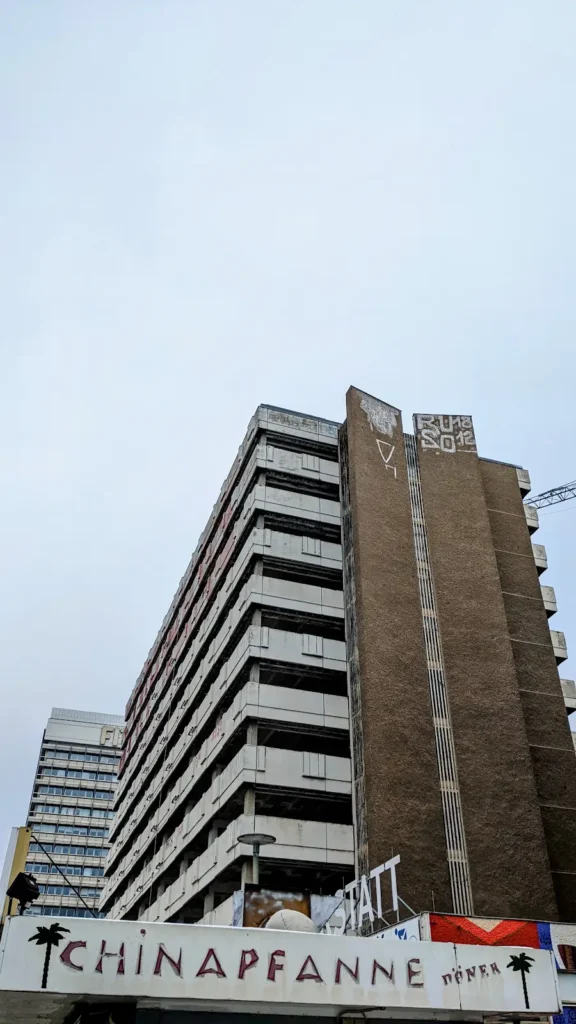 Haus der Statistik am Alexanderplatz mit braun verkleidetem Turmteil und Plattenfassade