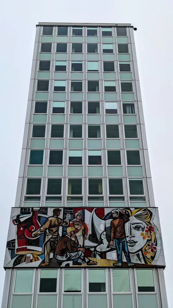 Mosaikfries Unser Leben am Haus des Lehrers an der Alexanderstraße