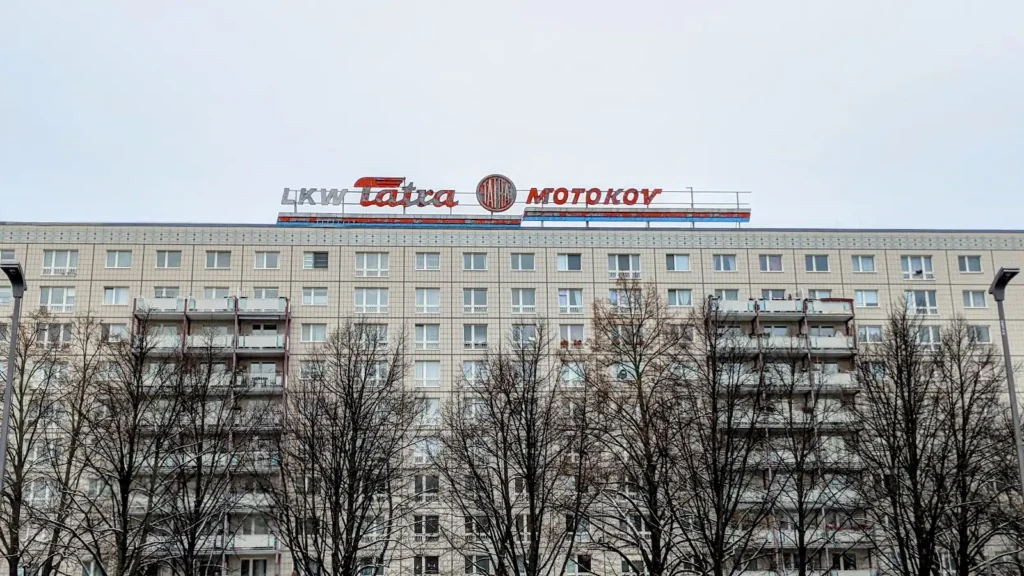 Wohnscheibe aus Großtafeln an der Karl-Marx-Allee mit Balkongruppen und Dachschriftzug