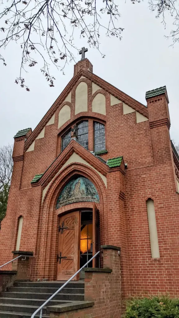 Backsteinkapelle von 1905 auf dem Friedhof an der Robert-Siewert-Straße in Karlshorst