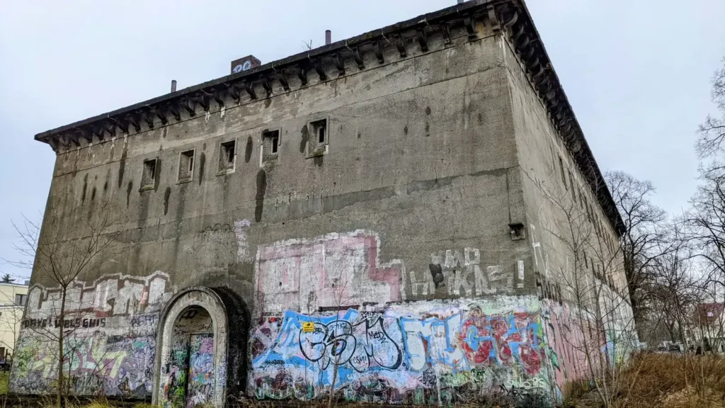 Grauer Hochbunker der früheren Pionierschule an der Zwieseler Straße, unten mit Graffiti