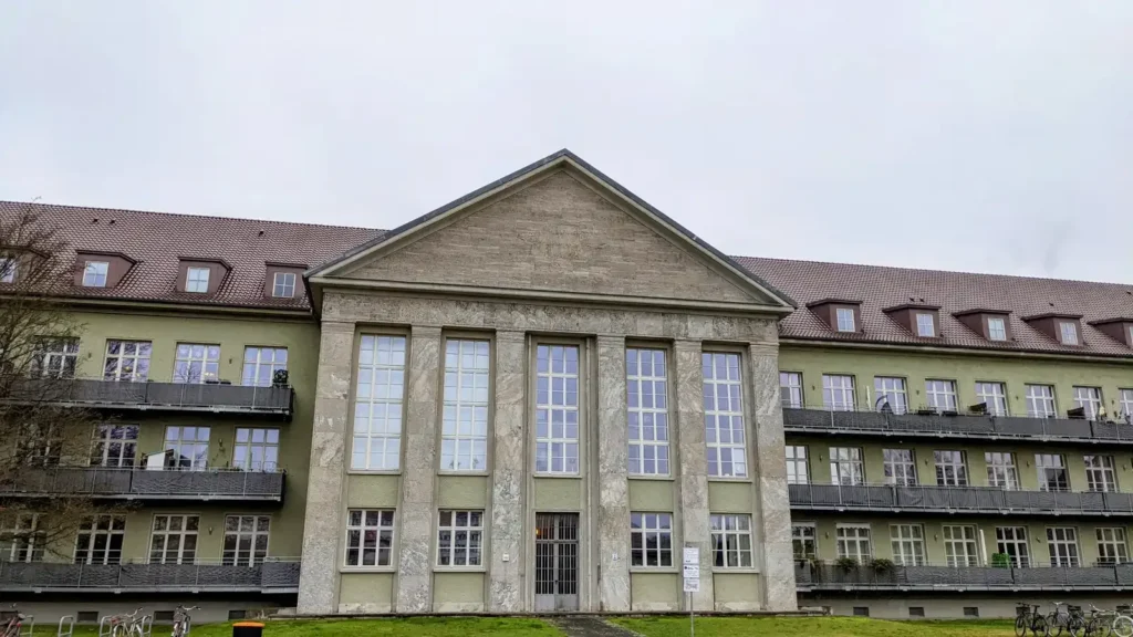 Hörsaalgebäude der früheren Pionierschule an der Zwieseler Straße, später KGB-Zentrale