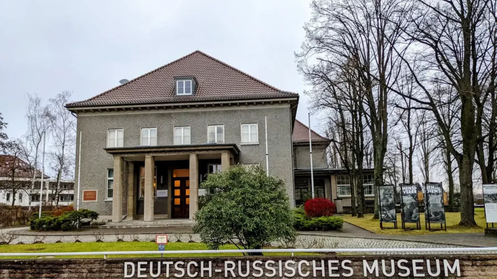 Eingang des Museums Berlin-Karlshorst im früheren Offizierskasino