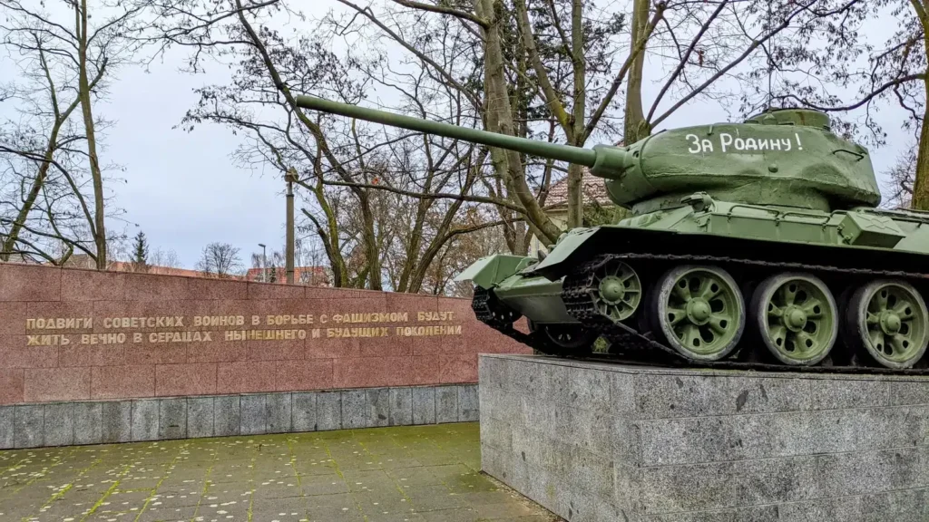 Sowjetischer Panzer auf einem Sockel im Garten des Museums Berlin-Karlshorst