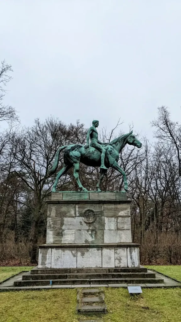 Rennreiterdenkmal von Willibald Fritsch an der Treskowallee