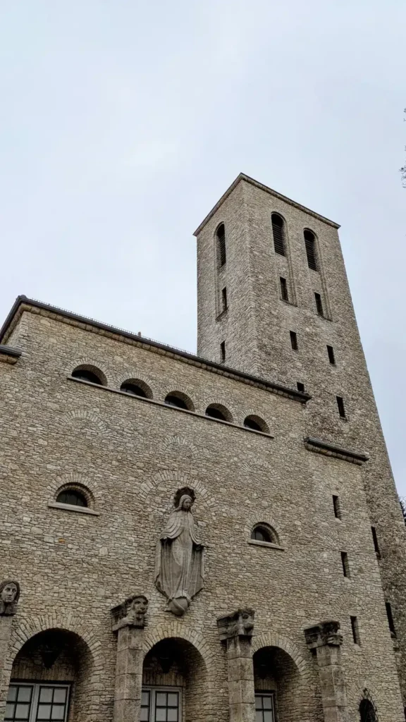 Katholische Kirche St. Marien an der Gundelfinger Straße in Karlshorst mit Glockenturm