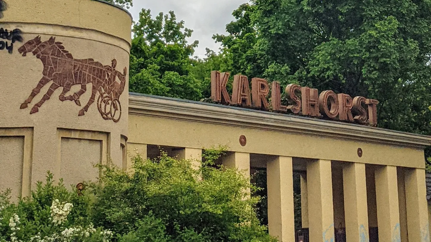 Karlshorster Eingang der Trabrennbahn mit Turm, Traber-Relief und Schriftzug KARLSHORST