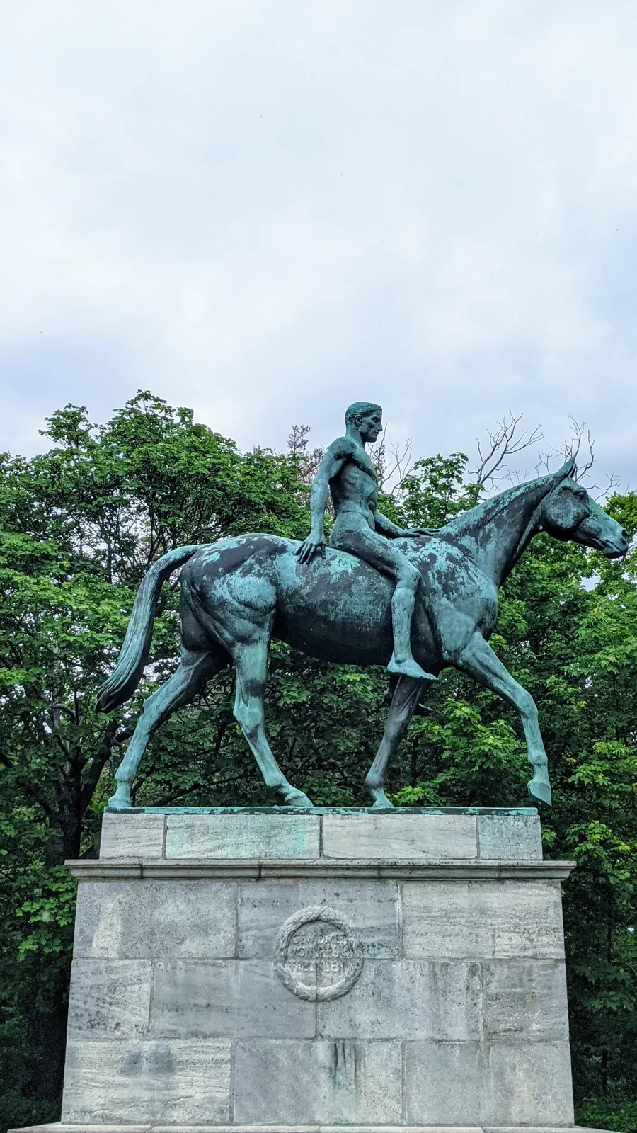 Rennreiterdenkmal von Willibald Fritsch auf der Trabrennbahn Karlshorst, Bronzereiter auf Steinsockel
