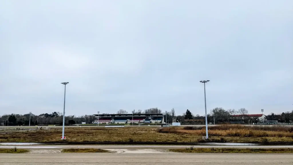 Blick über die Trabrennbahn Karlshorst zur Tribüne