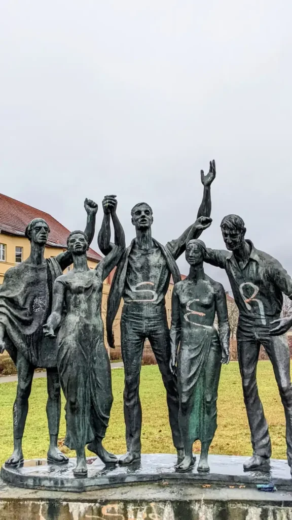 Bronzegruppe Völkerfreundschaft von Senta Baldamus vor dem HTW-Campus an der Treskowallee