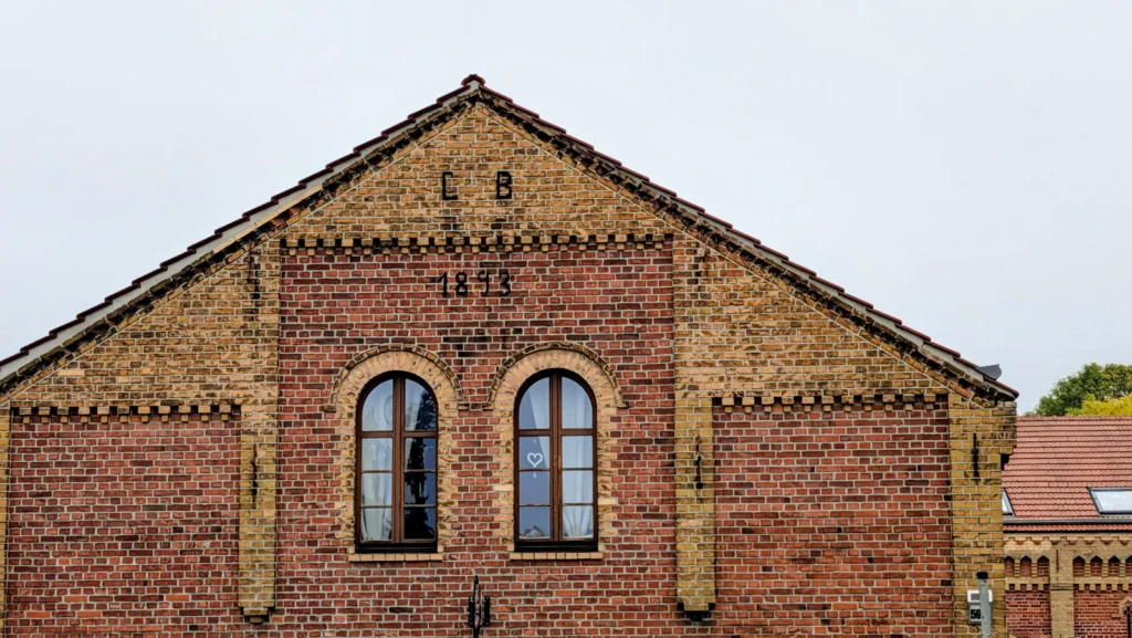 Backsteingiebel mit den Buchstaben C B und der Jahreszahl 1893 in Alt-Karow