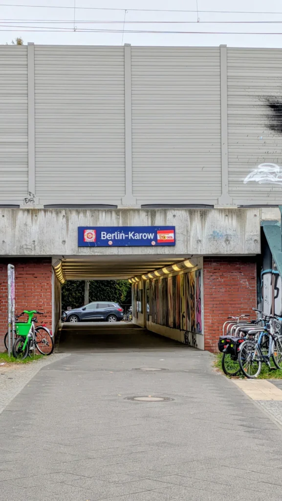 Durchgang am S-Bahnhof Karow mit Schild Berlin-Karow