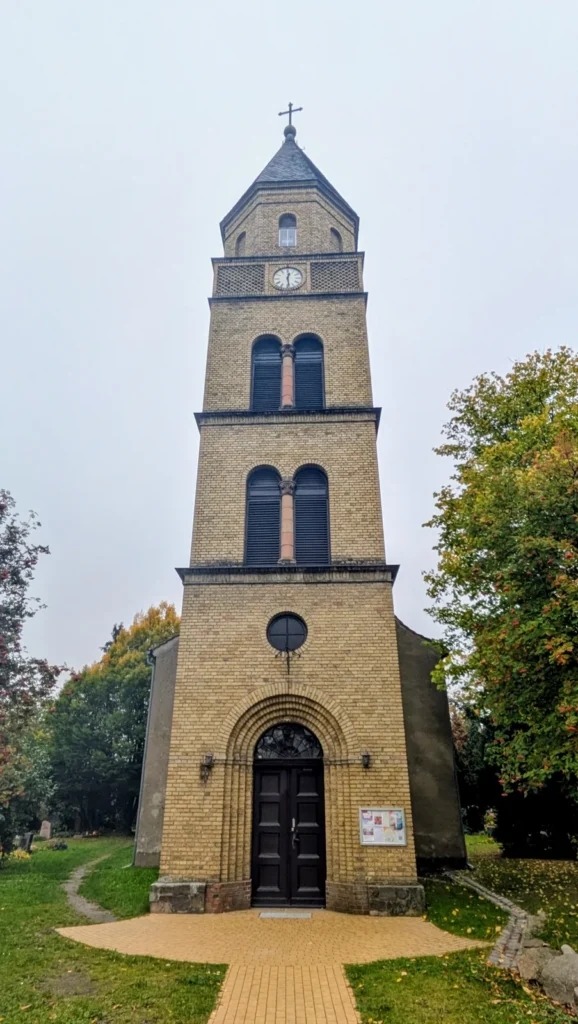Turm der Dorfkirche Karow mit Portal und Uhr