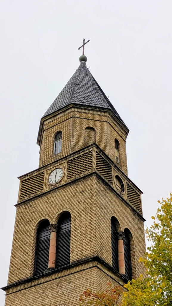 Turm der Dorfkirche Karow mit Uhr und Schallöffnungen