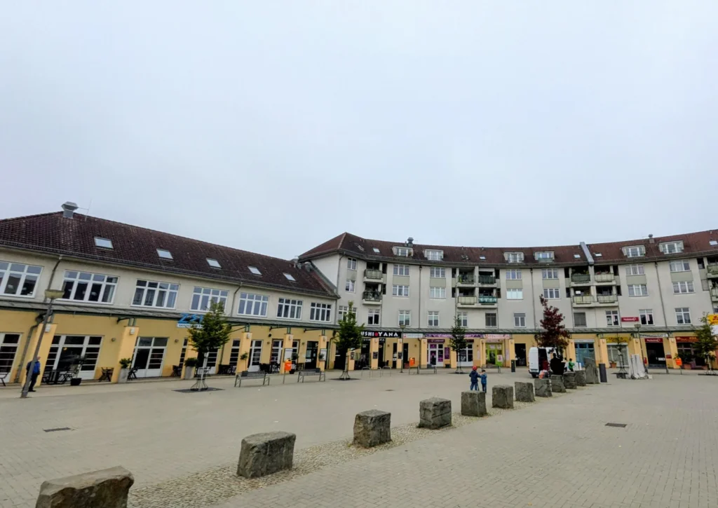 Platz in Karow-Nord mit Steinquadern und geschwungener Häuserzeile