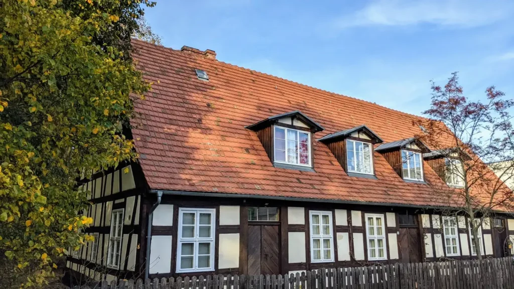 Fachwerkhaus mit Gauben an der Friedrichshagener Straße in Köpenick, das Gärtnerhaus Schloß Bellevue von 1715