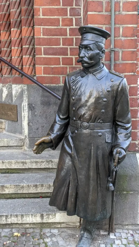 Bronzefigur des Hauptmanns von Köpenick von Spartak Babajan am Rathaus Köpenick in der Altstadt