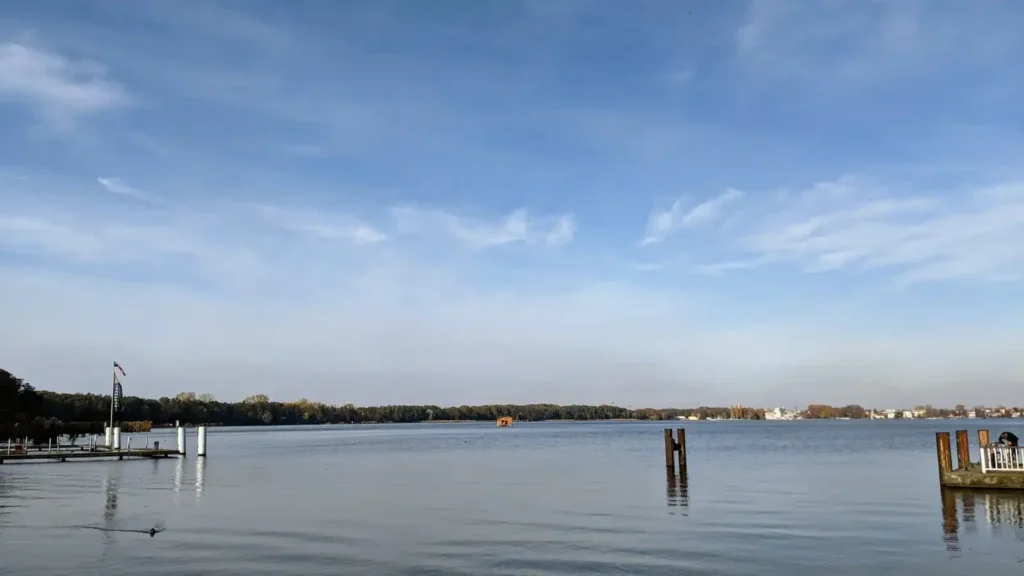 Blick vom Südufer in Köpenick über den Müggelsee an einem Herbsttag Ende Oktober