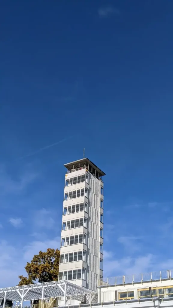 Müggelturm auf dem Kleinen Müggelberg in Köpenick, eröffnet 1961, zwischen herbstlichen Bäumen