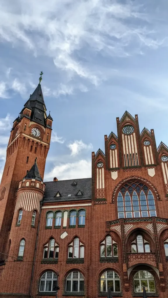Rathaus Köpenick, neugotischer Backsteinbau von 1901 bis 1904 mit hohem Turm in der Altstadt